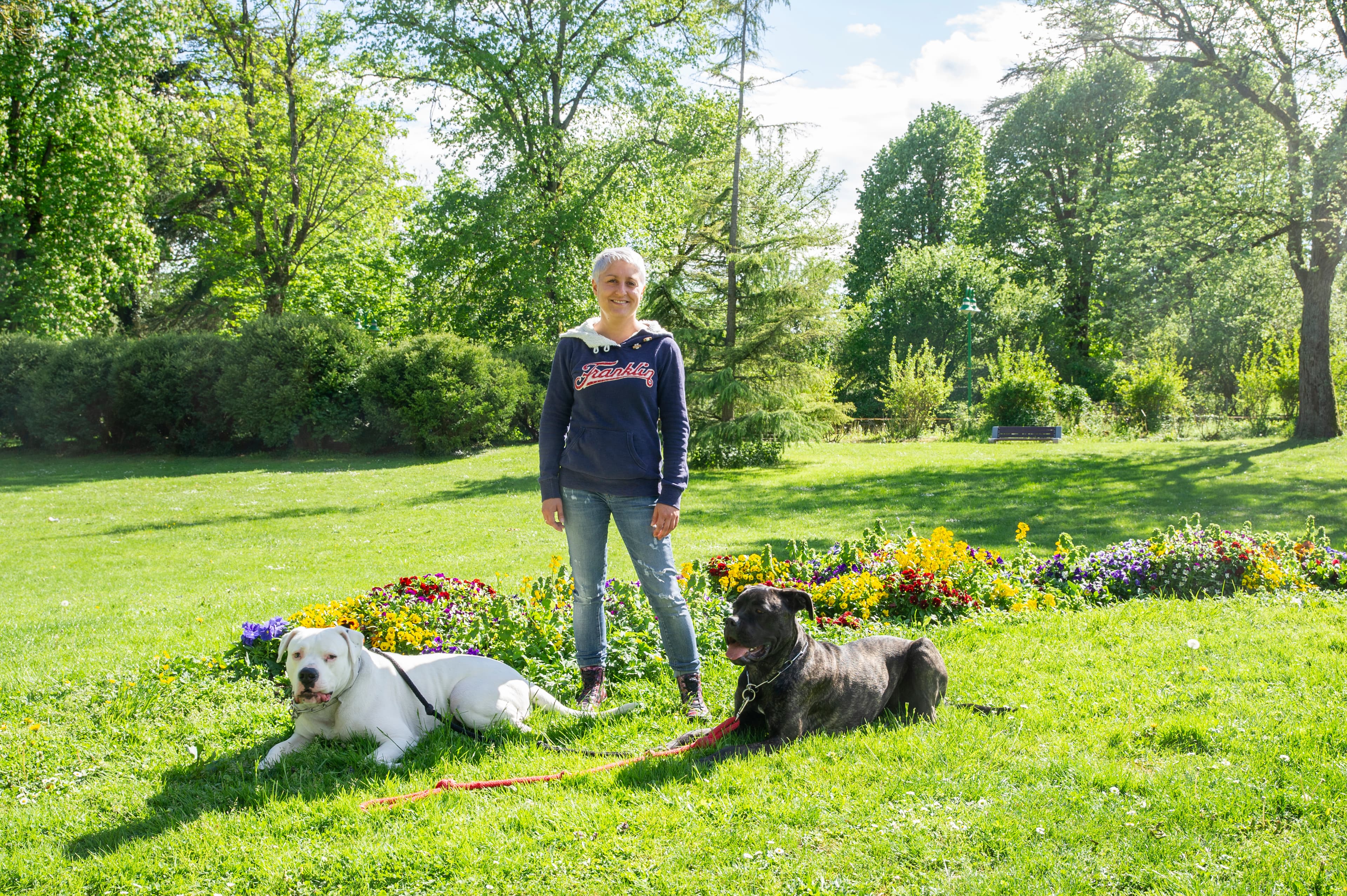 Justine Lagrange avec un chien en pleine nature